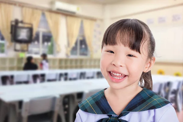 Školačka s úsměvem v učebně — Stock fotografie