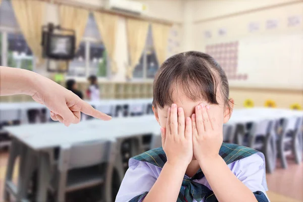 Menina chorando porque professor repreender ela em sala de aula — Fotografia de Stock