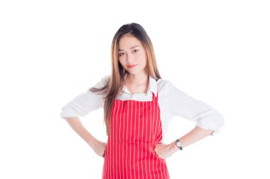 Kırmızı önlük giyen ve kameraya bakıyor güzel kadın