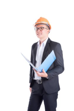 Turuncu kask ve beyaz üzerinde gülümseyen siyah takım elbise giyen adam genç mühendis 