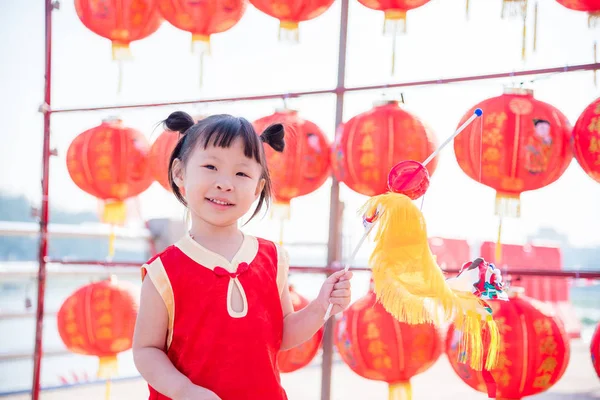 Mała dziewczynka sobie chiński tradycyjnych strojach do lalek lew — Zdjęcie stockowe