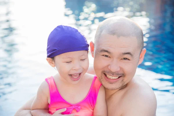 Pai e filha na piscina com sorriso feliz . — Fotografia de Stock