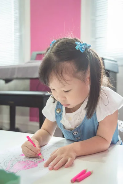 Malá holčička, barevné dřevěné tužky — Stock fotografie