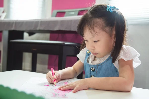 Niña para colorear con lápices de madera —  Fotos de Stock