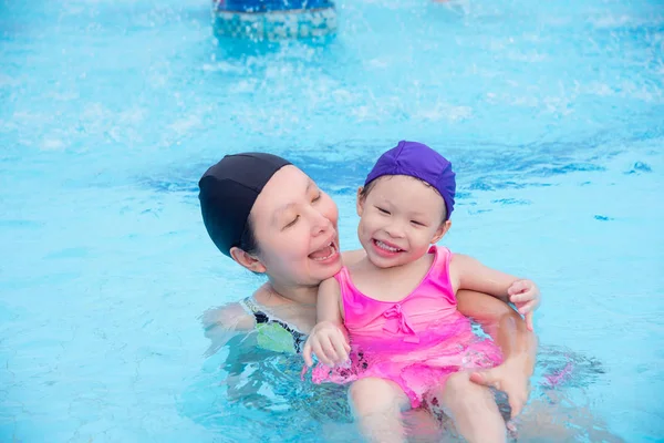 Mengajar anak perempuan untuk berenang di kolam renang — Stok Foto