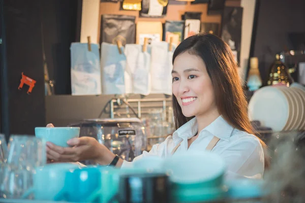 Belle barista tenant tasse de café et sourires — Photo