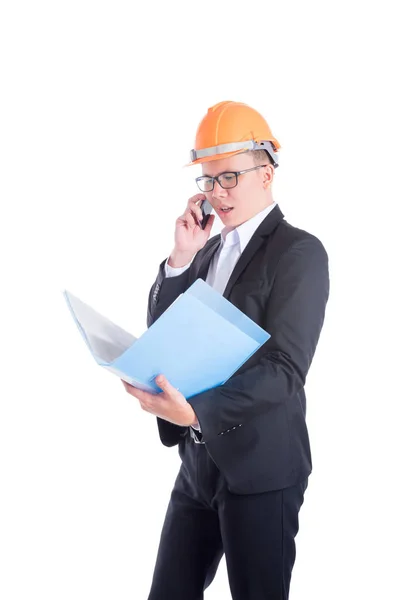 Jonge ingenieur man dragen oranje helm en zwart pak. — Stockfoto