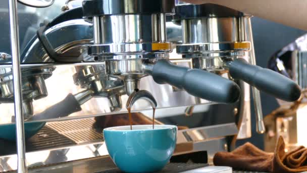 Preparación Café Espresso Por Cafetera — Vídeo de stock