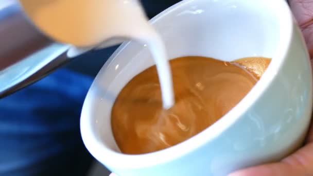 Barista Herstellung Von Café Latte Art Herzform — Stockvideo