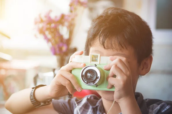 Chłopiec przy Fotografia przez klasyczny aparat z rocznika filtr — Zdjęcie stockowe