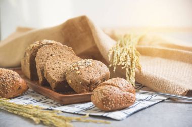Ev yapımı ekmek ve buğday masada 