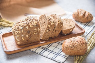 Ev yapımı ekmek ve buğday masada 