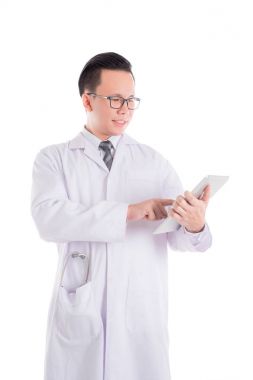 bir doktor giyen Beyaz önlük kullanarak tablet copputer ve beyaz arka plan üzerinde gülümseyen