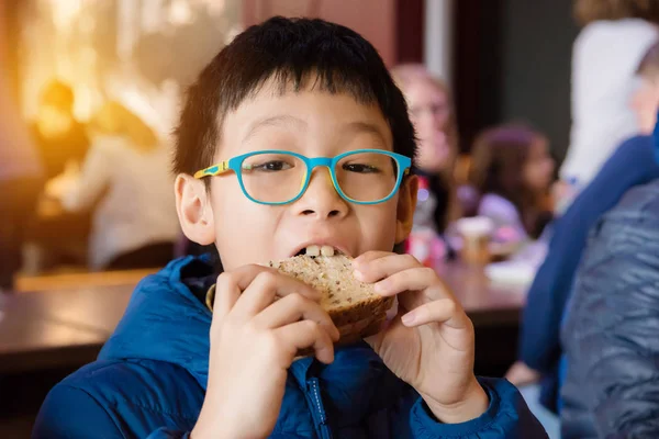 Çocuk yemek sandviç yemek için