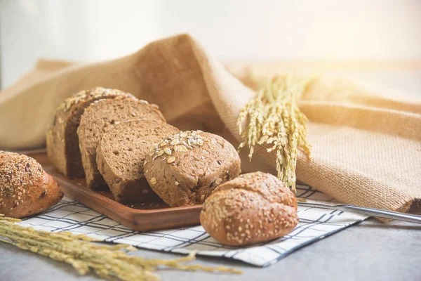 Ev yapımı ekmek ve buğday masada 
