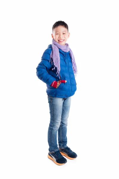 青のジャケットと白の上に立ってのスカーフを身に着けている少年 — ストック写真
