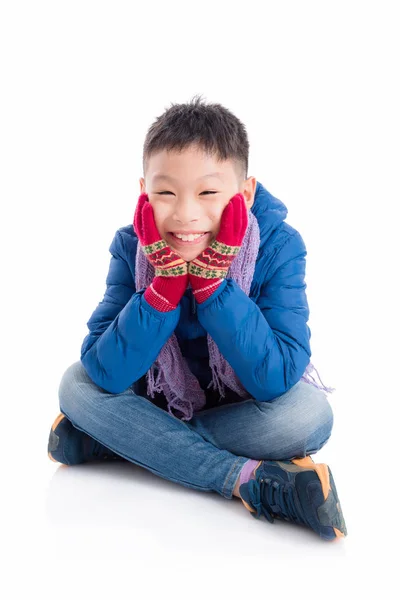 Mavi ceket ve katta oturan eşarp giyen genç çocuk — Stok fotoğraf