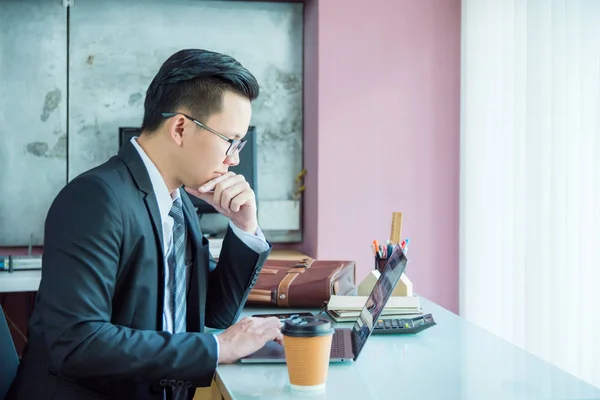 Бизнесмен, работающий с ноутбуком в офисе — стоковое фото