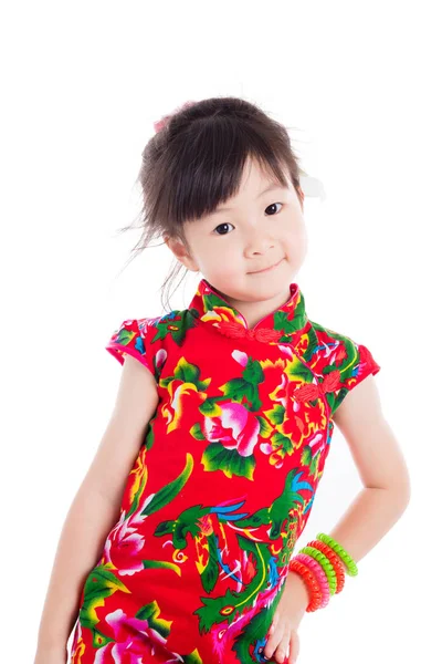 Petite fille portant une robe traditionnelle chinoise rouge debout — Photo