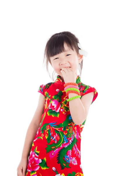 어린 소녀를 입고 빨간색 중국 전통 드레스 웃 고 — 스톡 사진