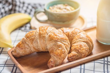 masaya kahvaltıda ekmek