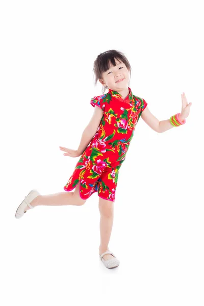 Petite fille portant une robe traditionnelle chinoise rouge — Photo