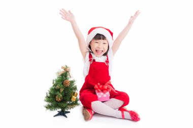 Katta oturan santa elbise giyen küçük kız 