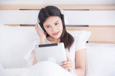 Güzel kadın kulaklık ile müzik dinleme 