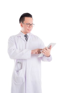 Beyaz önlük giyen ve beyaz üzerinde gülümseyen doktor