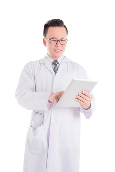 Doktor nosí bílý plášť a usmívá se nad bílá — Stock fotografie