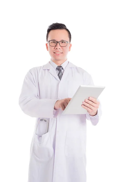 Doctor purtând haină albă și zâmbind peste alb — Fotografie, imagine de stoc