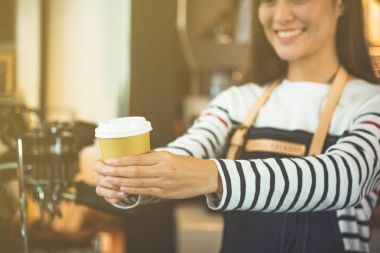 Mutlu barista kahve müşteriye hizmet veren 
