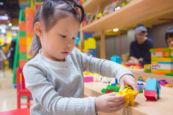 Pequeño preescolar jugando bloque en la escuela — Foto de Stock