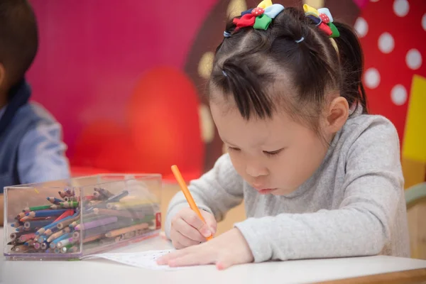 Λίγο preschooler ζωγραφική εικόνα χρώματος bt μολύβι στο σχολείο — Φωτογραφία Αρχείου