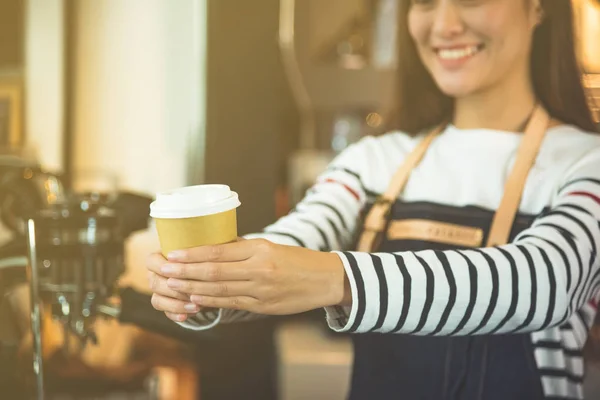 Happy barista servir une tasse de café au client — Photo