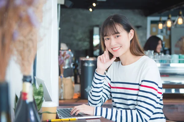 Junge asiatische schöne Mädchen arbeiten mit Laptop-Computer — Stockfoto
