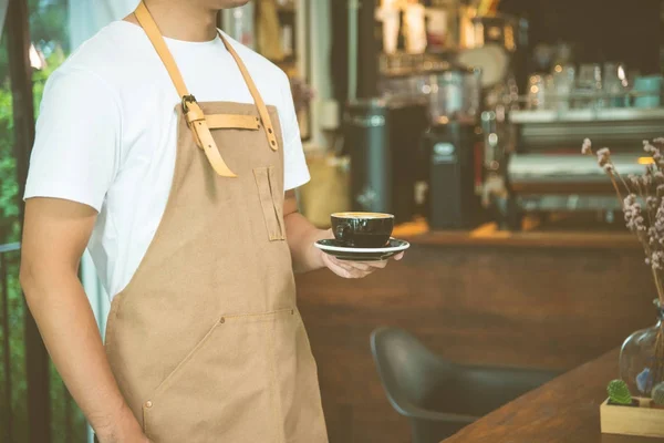 Serveur servant une tasse de café dans un café — Photo