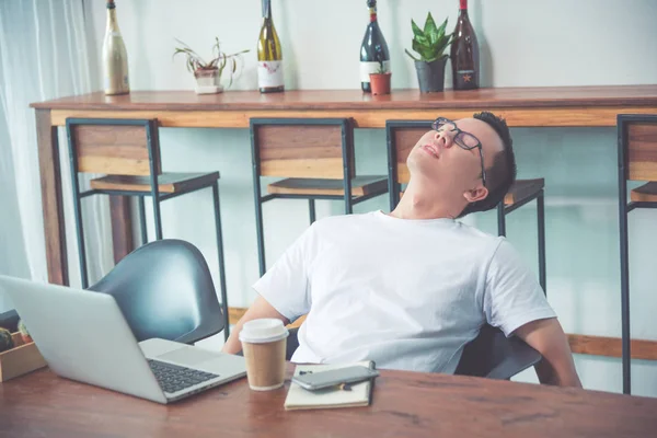 Affärsman som vilar på stol efter trött från arbetet — Stockfoto