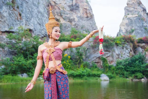 Hermosa mujer asiática usando tailandés antiguo traje tradicional —  Fotos de Stock