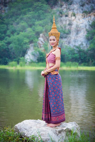 Schöne asiatische Frau in alten thailändischen Tracht — Stockfoto