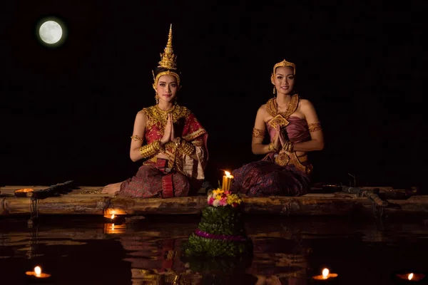 Belles Femmes Asiatiques Robe Traditionnelle Thaïlandaise Assis Sur Radeau Flottant — Photo