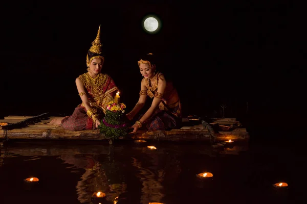 Hermosa Asiático Las Mujeres Tradicional Tailandés Vestido Flotante Krathong Río —  Fotos de Stock