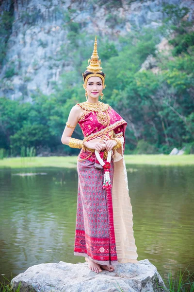 Beutiful asiatique femme portant Thai robe traditionnelle — Photo