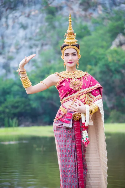 Krásné asijské žena nosí thajské starých tradičních lidových krojích tančí — Stock fotografie