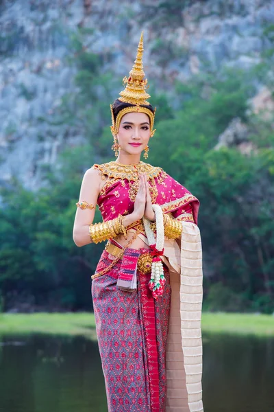 Krásná asijská žena v tradičních thajských šatech — Stock fotografie