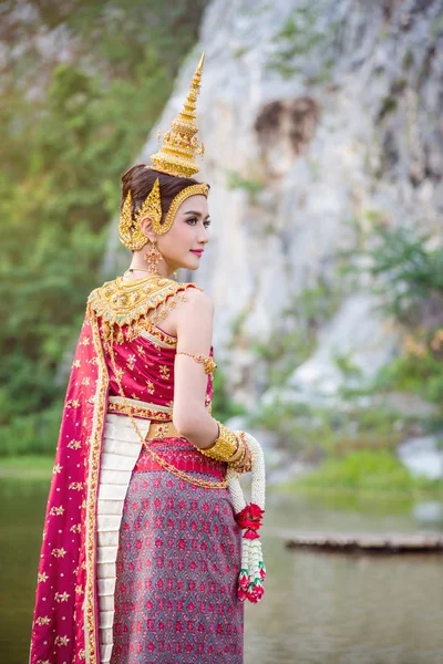 Krásná asijská žena thajské tradiční šaty — Stock fotografie