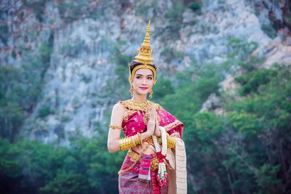 전통적 인 타이 의상을 입은 아름다운 이시아 여자 — 스톡 사진