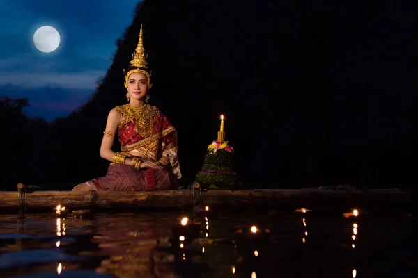 Hermosa Chica Asiática Vestido Tradicional Tailandés Sentado Balsa Flotante — Foto de Stock