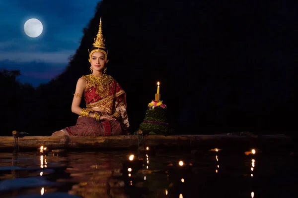 Belle Fille Asiatique Robe Traditionnelle Thaïlandaise Assis Sur Radeau Flottant — Photo