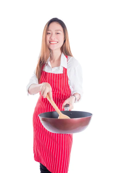Kırmızı önlük ve holding pan giyen güzel genç Asyalı ev kadını — Stok fotoğraf
